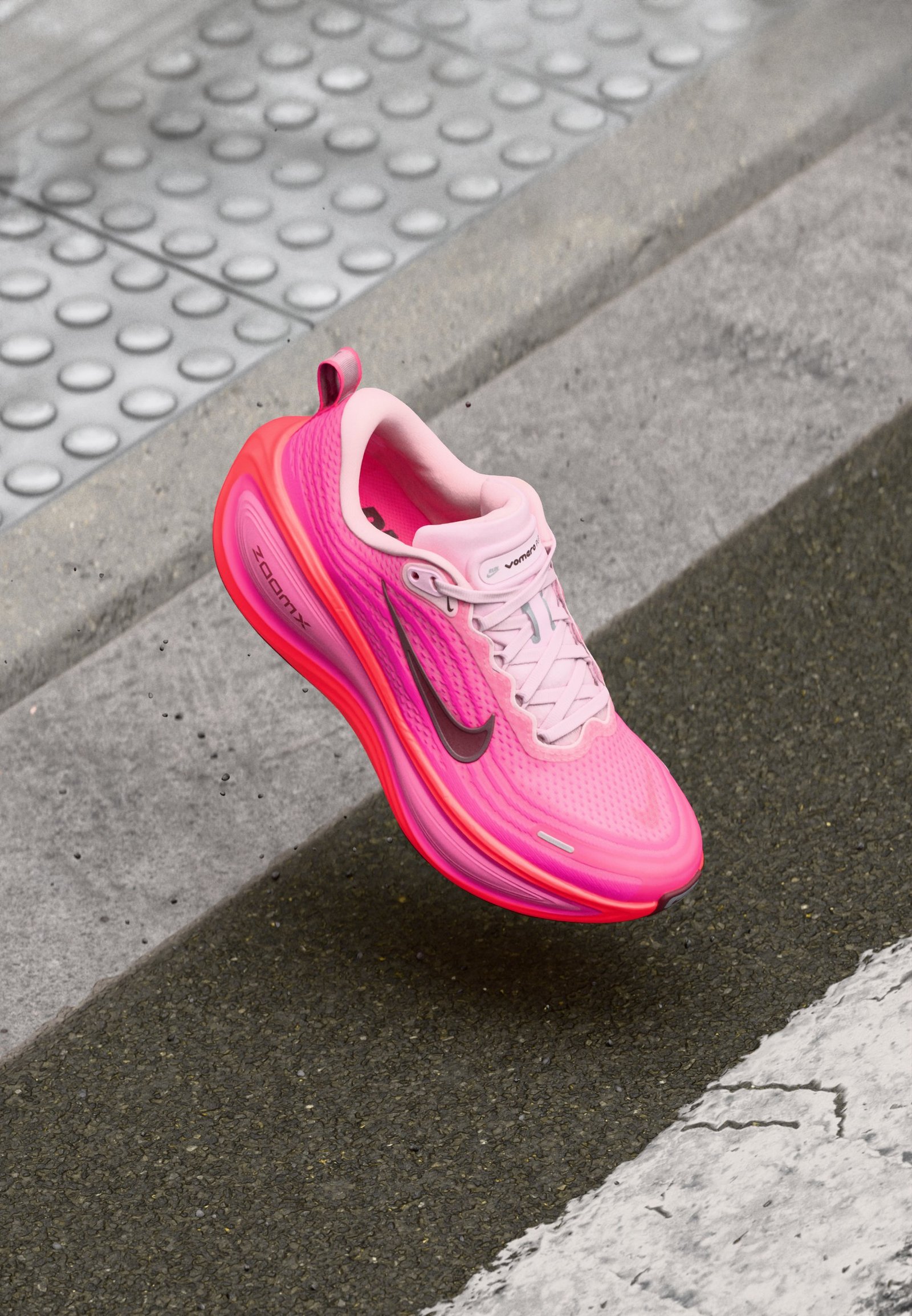 VOMERO PLUS - Chaussures de running sur route - hyper pink/burgundy crush/bright crimson