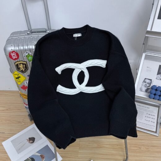 Chanel Pull en laine brodé CC logo – Blanc & Noir