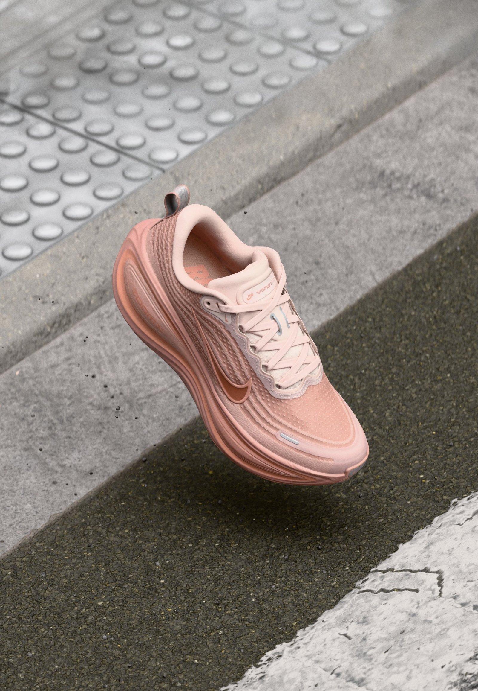 VOMERO PLUS - Chaussures de running sur route - particle pink/metallic rose gold/silt red/taupe grey