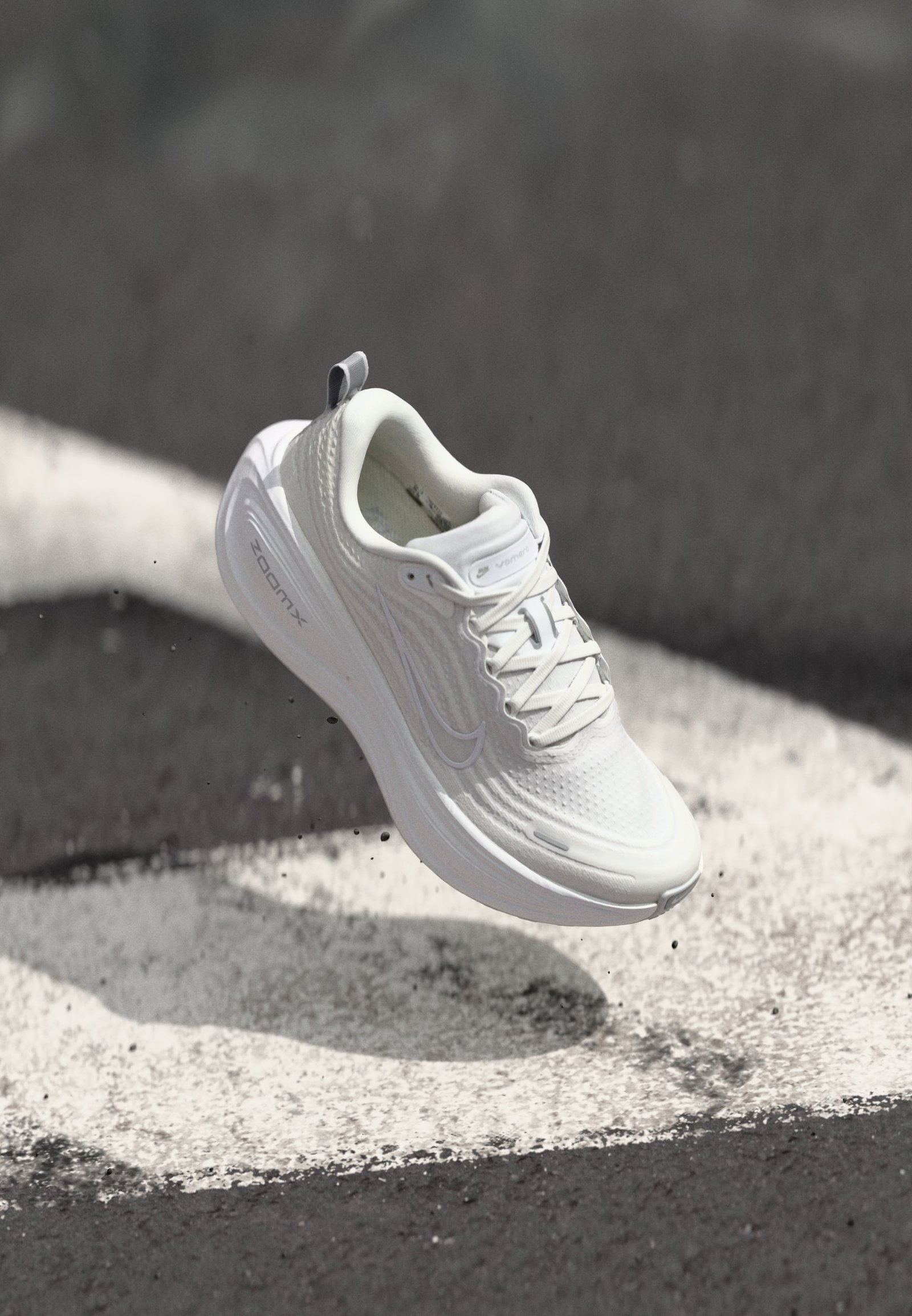 VOMERO PLUS - Chaussures de running sur route - white/summit white/photon dust/metallic silver