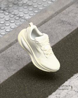 VOMERO 18 - Chaussures de running sur route - sail/summit white/coconut milk/white