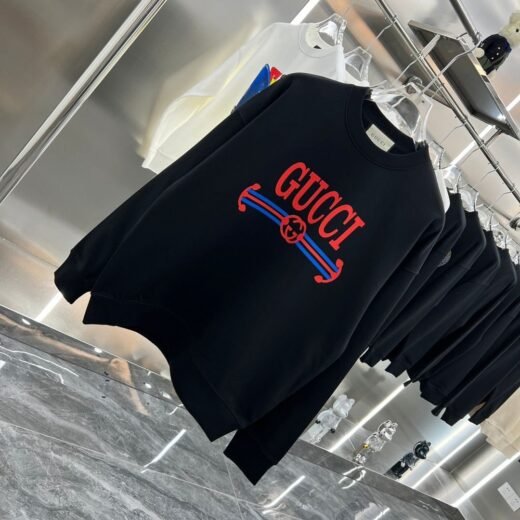 Gucci Sweat-shirt en coton noir avec logo imprimé
