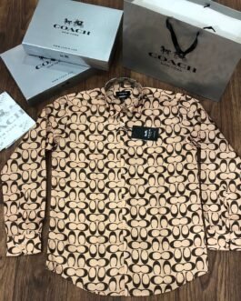 chemise en soie à col et motif de marque coach