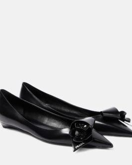 Ballerines Prada Fleur Vernies – Cuir Noir à Bout Pointu