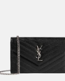 Portefeuille à chaîne Cassandre matelassé envelope en cuir