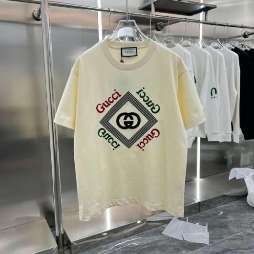 Gucci T-SHIRT IMPRIMÉ EN JERSEY DE COTON À ÉPAULES TOMBEES
