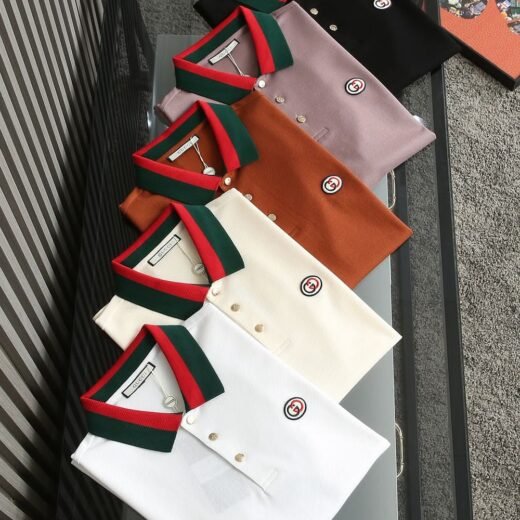 Gucci Polos à col rouge et noir : le luxe rencontre l'audace avec style