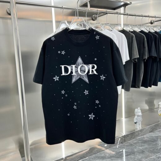 Dior T-shirt élégant à épaules tombantes : une touche parisienne pour sublimer le style décontracté