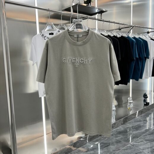 Givenchy Incontournable du street style : le t-shirt Givenchy à épaules tombantes