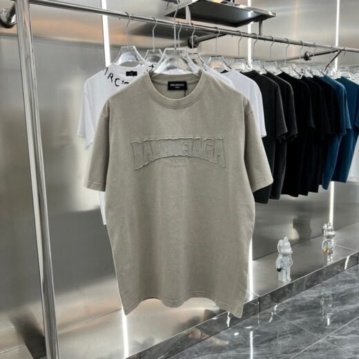 Balenciaga Polos : style décontracté, confort optimal