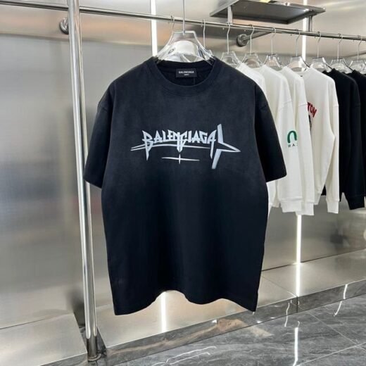 Balenciaga T-shirt à épaules tombantes : style décontracté et chic sans effort