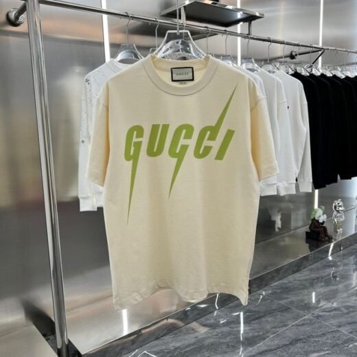 Gucci Sublimez votre garde-robe avec un t-shirt à épaules tombantes