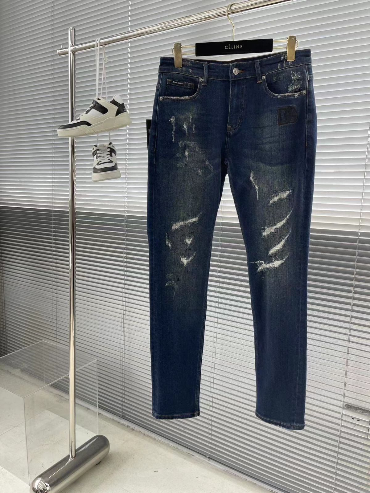 DOLCE & GABBANA || Jean robuste bleu à logo métallisé pour homme