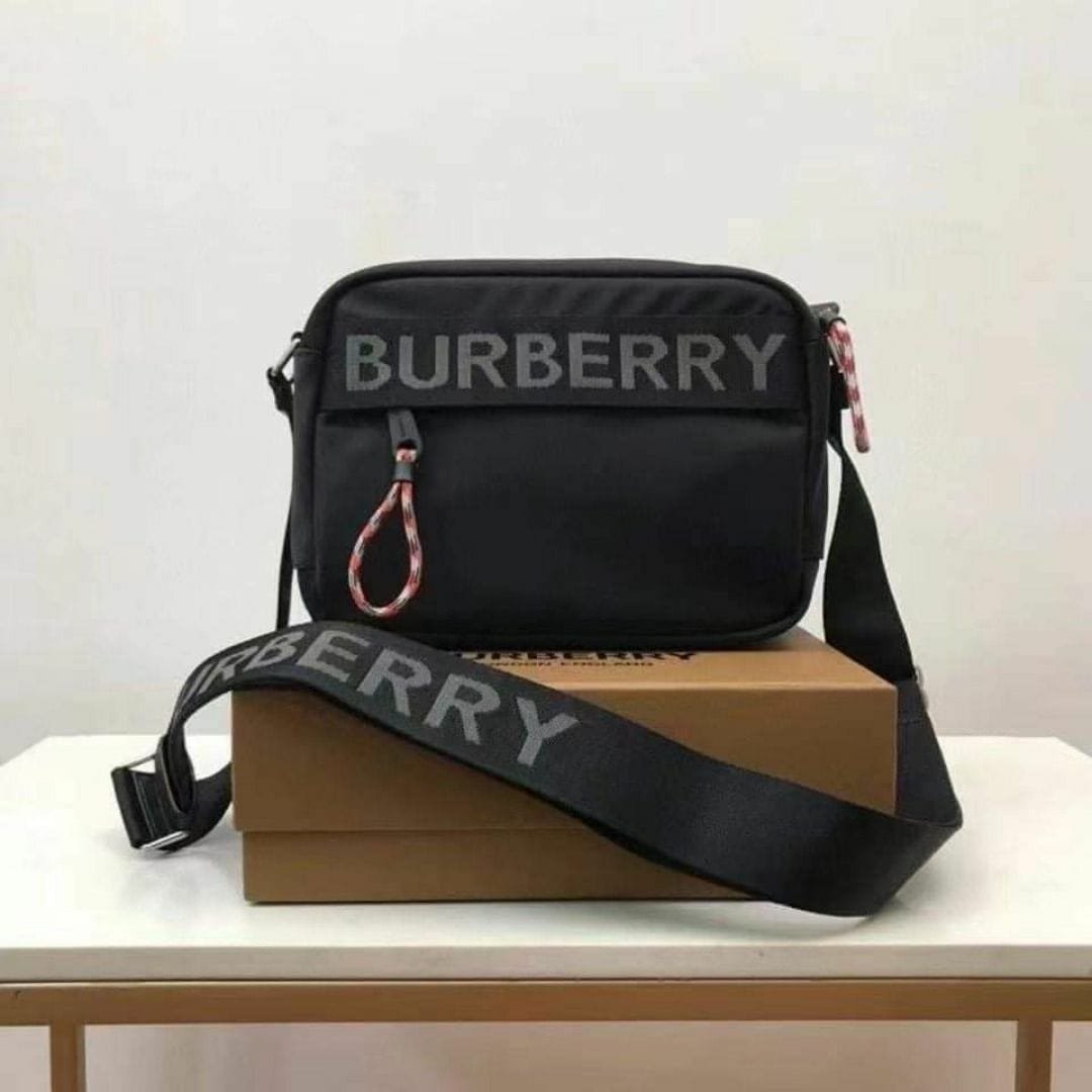 BURBERRY || Sac bandoulière noir à logo pour homme