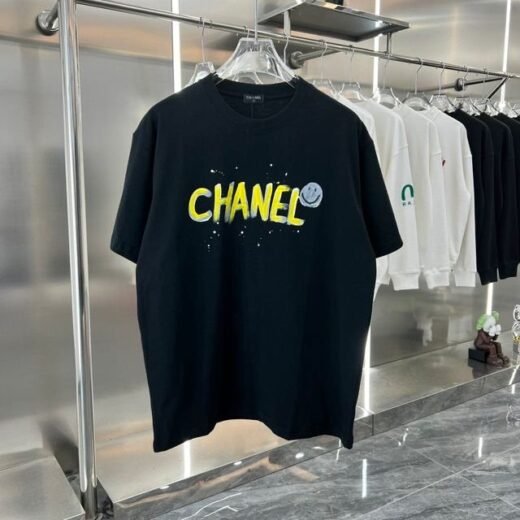 Chanel T-SHIRT CLUB WEAR AVEC LOGO DEVANT ET IMPRIMÉ GRAFFITI AU DOS