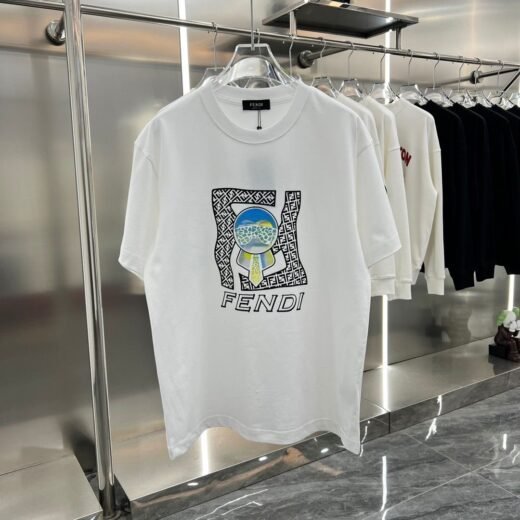 Fendi Marque de luxe italienne basée à Florence, en Italie, T-shirts authentiques à épaules tombantes
