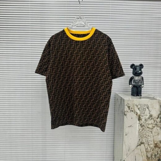 Fendi T-shirt ras du cou à manches courtes en coton style urbain avec monogramme / MARRON