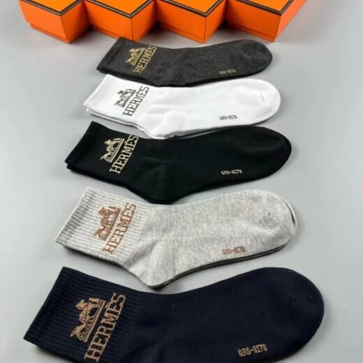 Hermès Lot de cinq paires de chaussettes à motif lettre