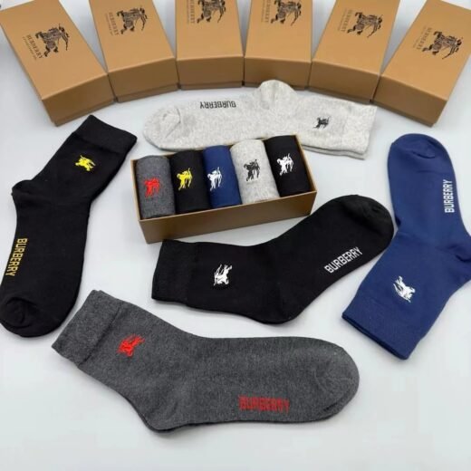 Burberry Cinq paires de chaussettes à carreaux avec logo en relief