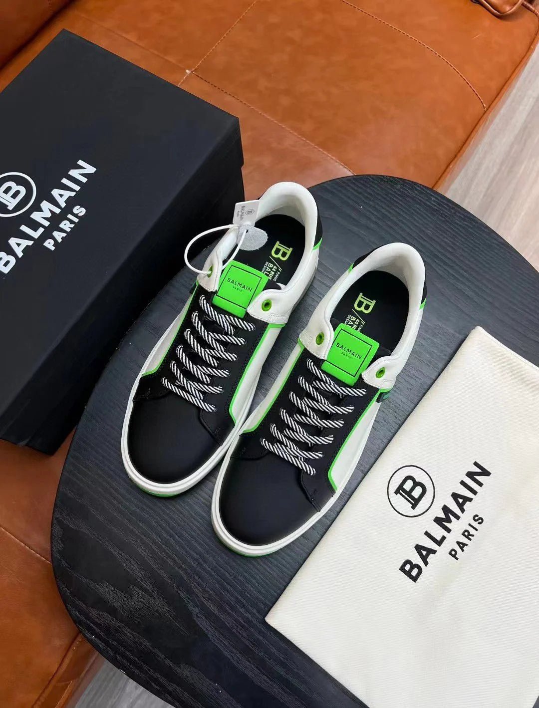 BALMAIN || Baskets basses blanches/noires « B-Court » à patch logo