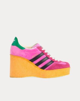 Baskets basses compensées Adidas x Gucci Gazelle en velours rose
