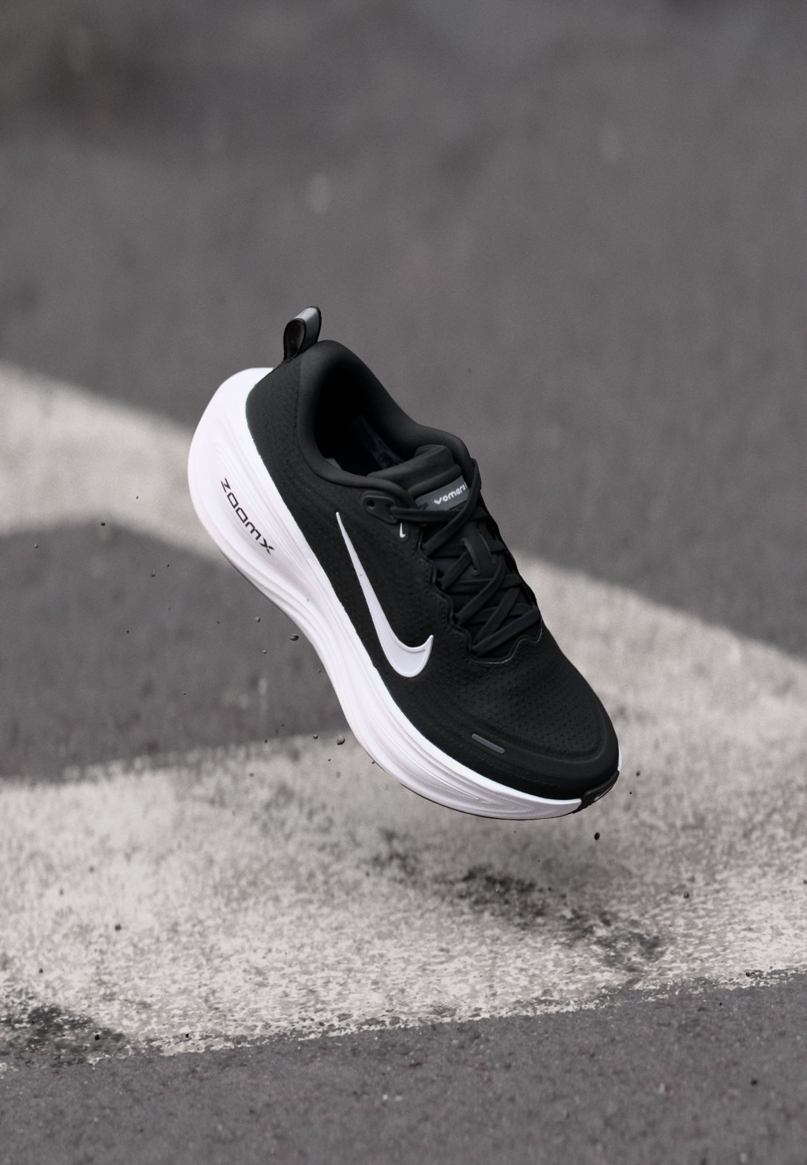 VOMERO PLUS - Chaussures de running sur route - black/white/cool grey/metallic dark grey/summit white