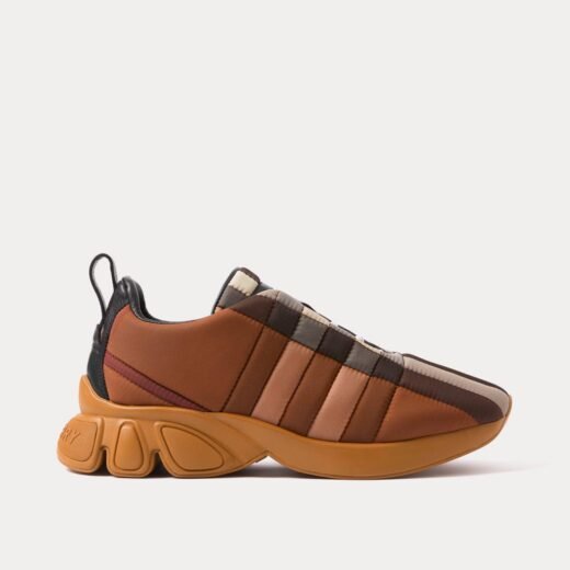 Burberry Baskets Classic matelassées en nylon et cuir marron bouleau foncé – Brun / 35