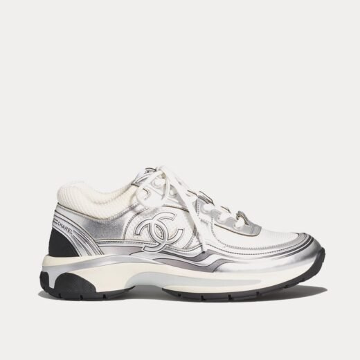 Chanel Baskets basses en tissu et laminé blanc et argent – 35