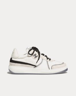 Baskets basses Chanel en tissu, cuir de veau velours et cuir de veau blanc/gris clair