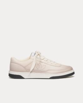 Baskets basses Chanel en cuir de veau imprimé beige