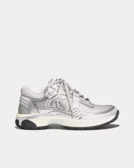 Baskets basses Chanel en tissu et laminé gris clair et argenté