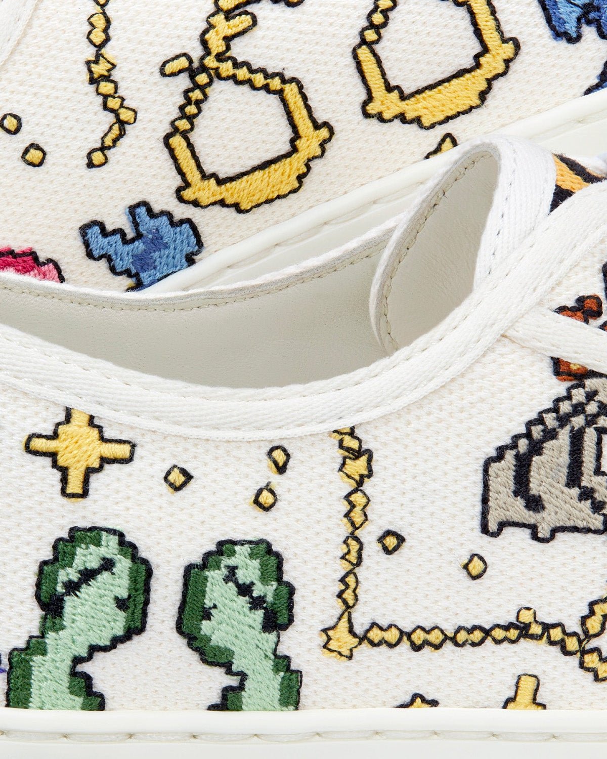 Baskets basses blanches Walk'n'Dior en coton brodé multicolore avec motif Dior Pixel Zodiac – Image 4
