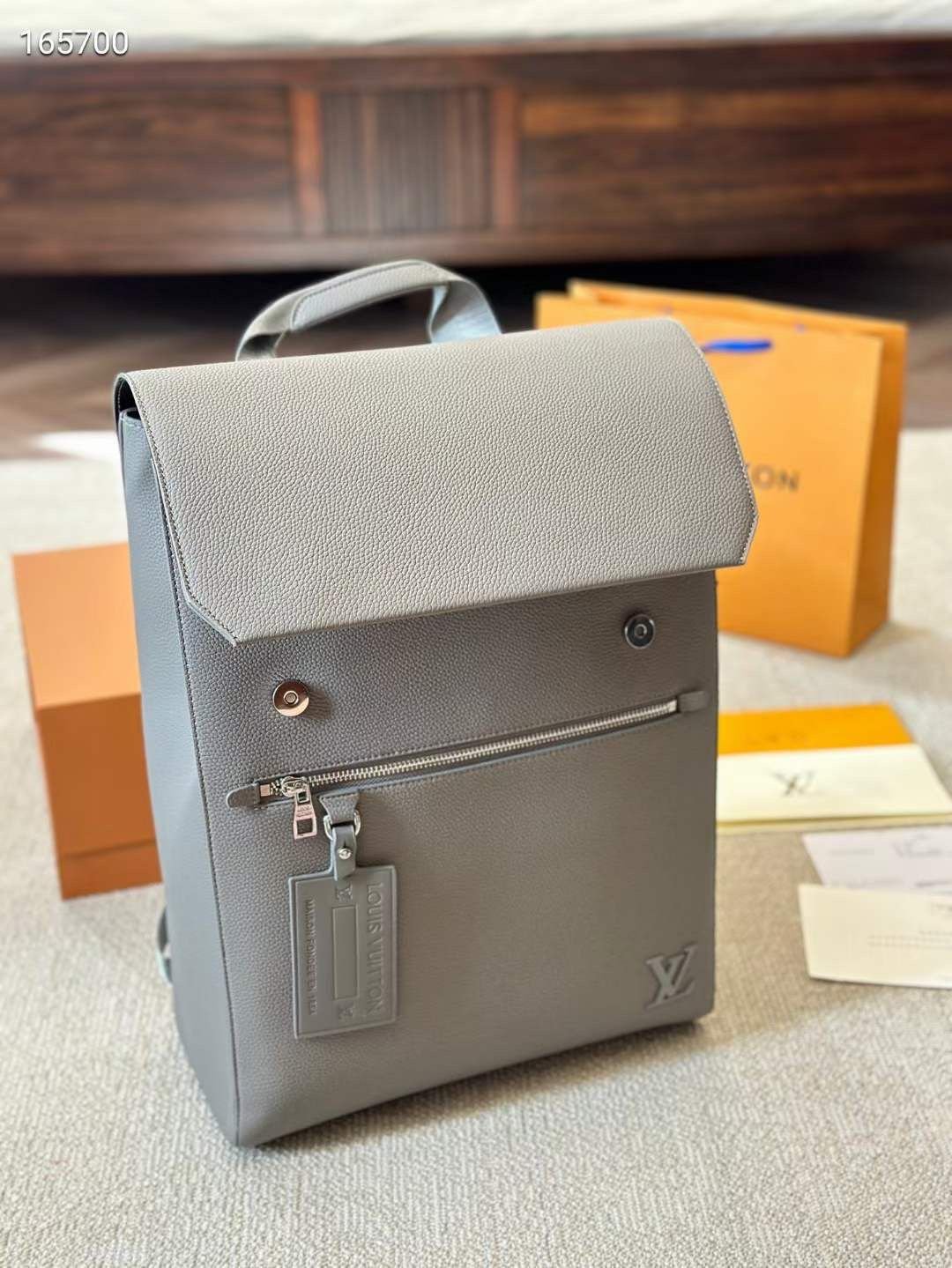 LOUIS VUITTON || Sac à dos : un luxe compact pour une élégance au quotidien