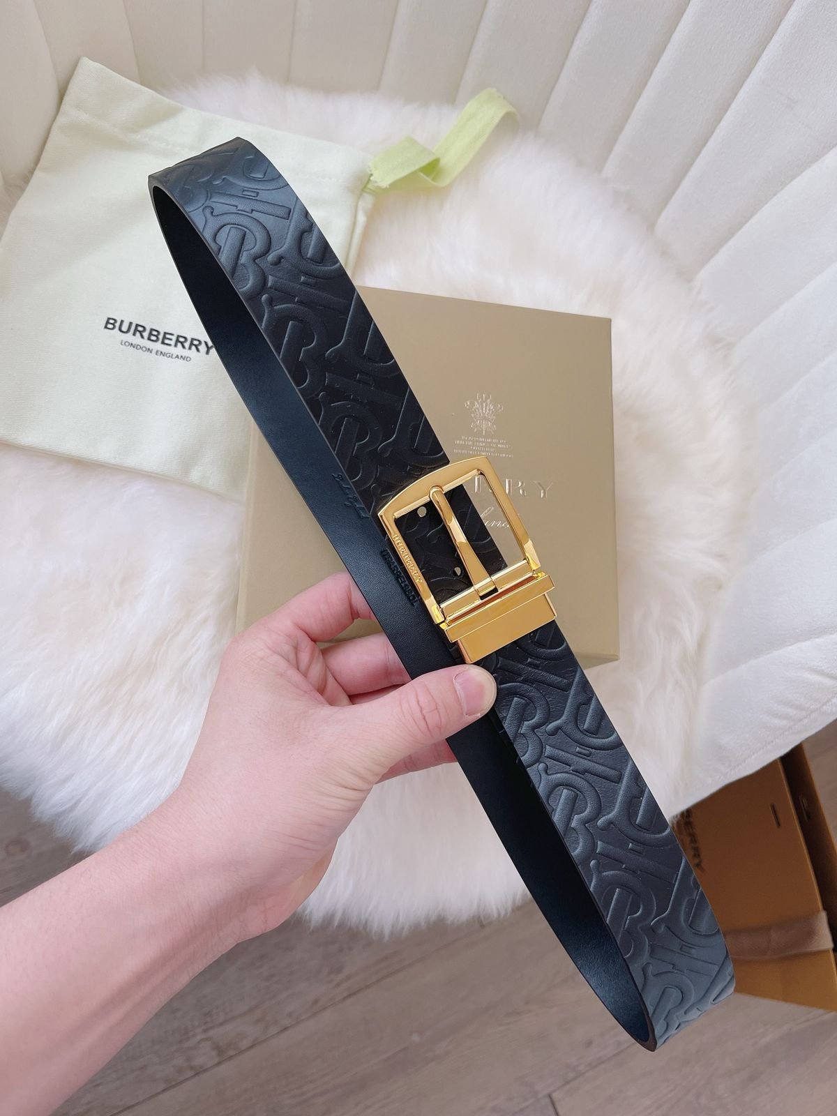 BURBERRY || Ceinture vernie monogramme TB