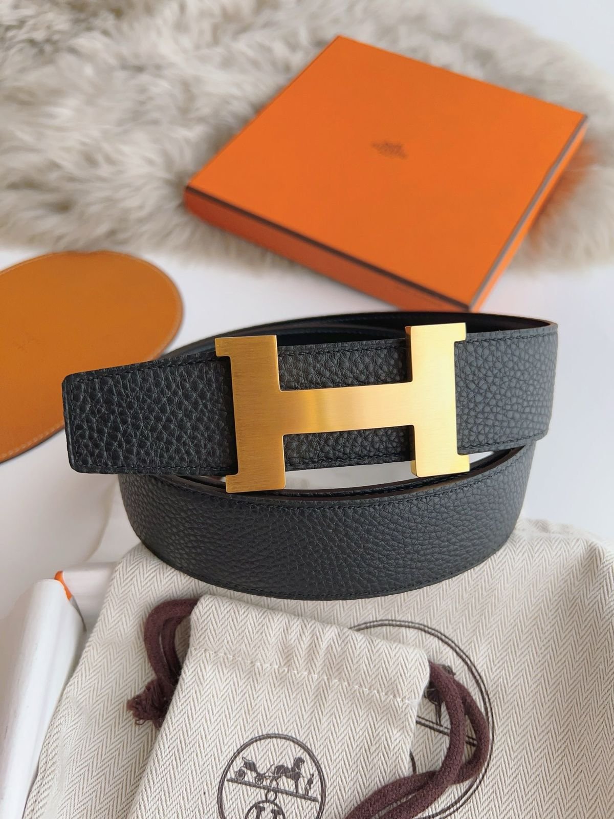 HERMES || Ceinture à boucle Constance en cuir noir
