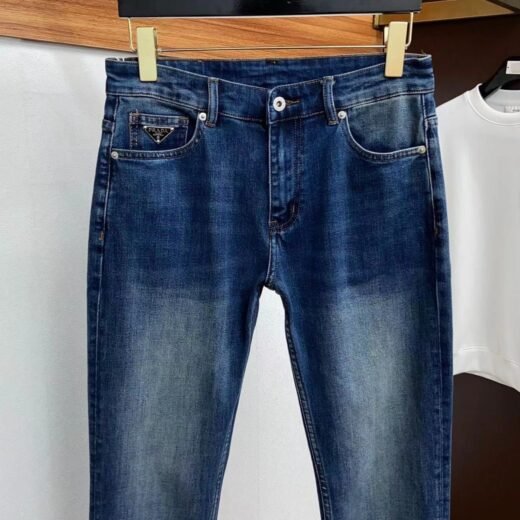 Prada Pantalon en denim bleu délavé micro-élastique P Family Pra Triangle, denim décontracté de créateur