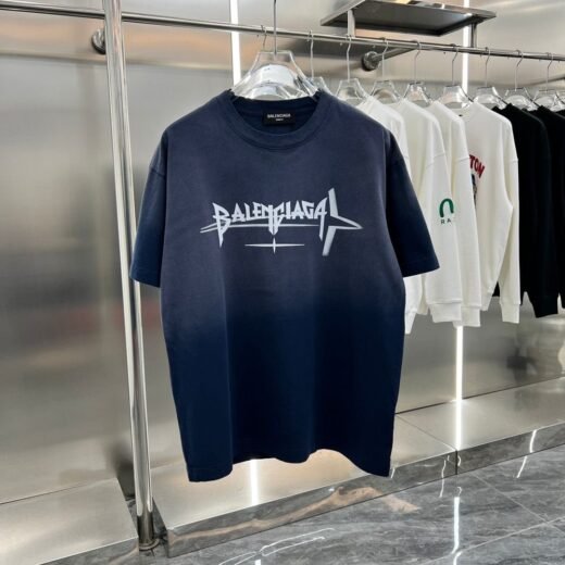 Balenciaga T-shirt bleu à épaules tombantes : style décontracté et chic sans effort