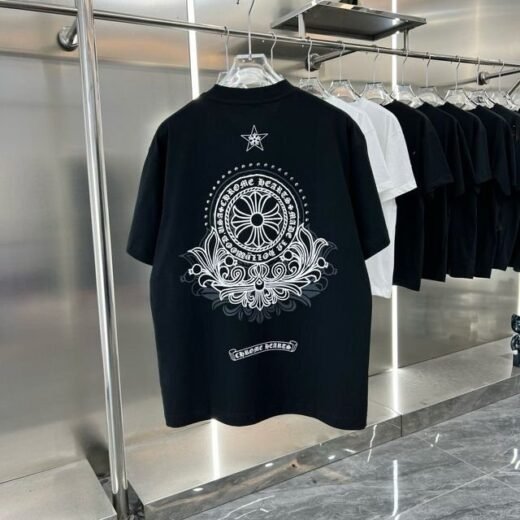 Chrome Hearts T-shirt noir à épaules tombantes et croix en métal, style couple