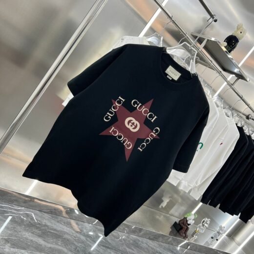 Gucci T-shirt noir en coton à imprimé étoiles Gucci entrelacées