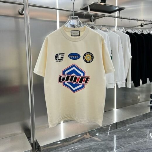Gucci T-shirt beige à col rond et épaules tombantes avec logo Moto