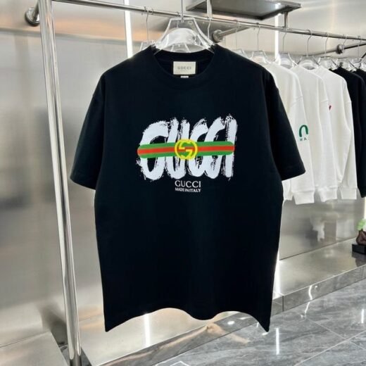 Gucci T-shirt noir à col rond et manches courtes, nouvelle collection à motifs de lettres simples