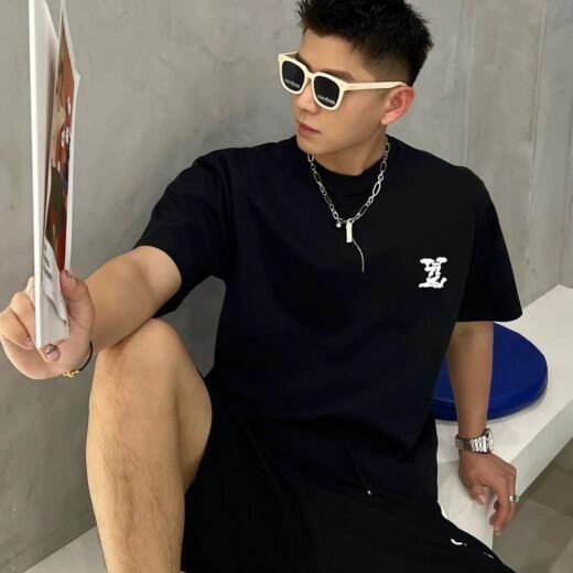 Louis Vuitton T-SHIRT À GRAND PATCH LOGO (PATCH SUPER ÉPAIS) (BLANC/NOIR)