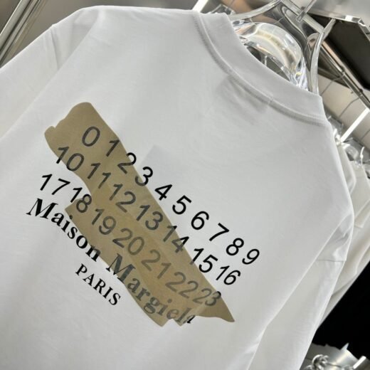 Maison Margiela T-shirt blanc à épaules tombantes avec motif numéroté au dos