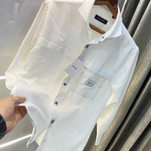 Balmain Chemise décontractée unie coupe classique à logo métallique pour homme