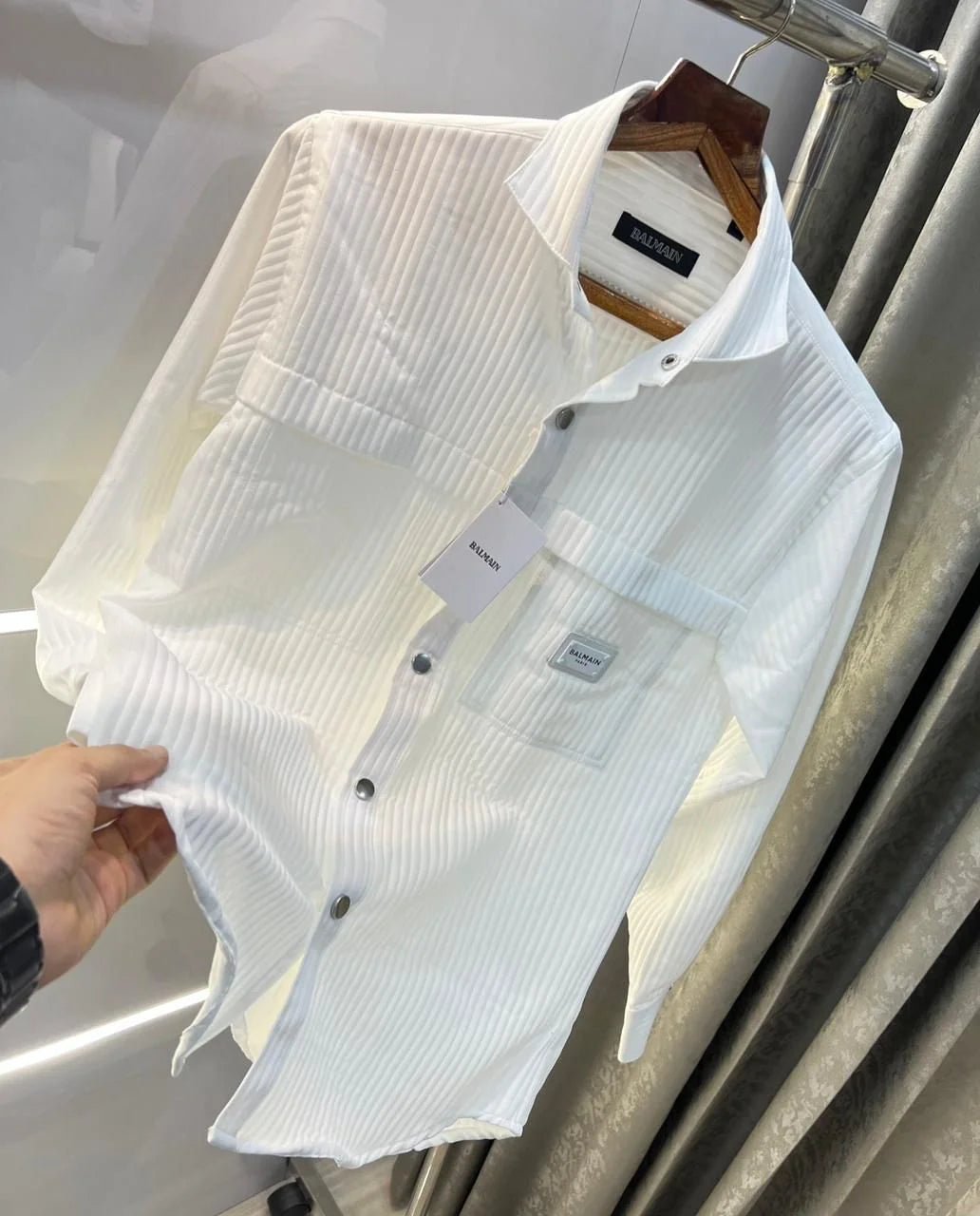 BALMAIN || Chemise décontractée unie coupe classique à logo métallique pour homme