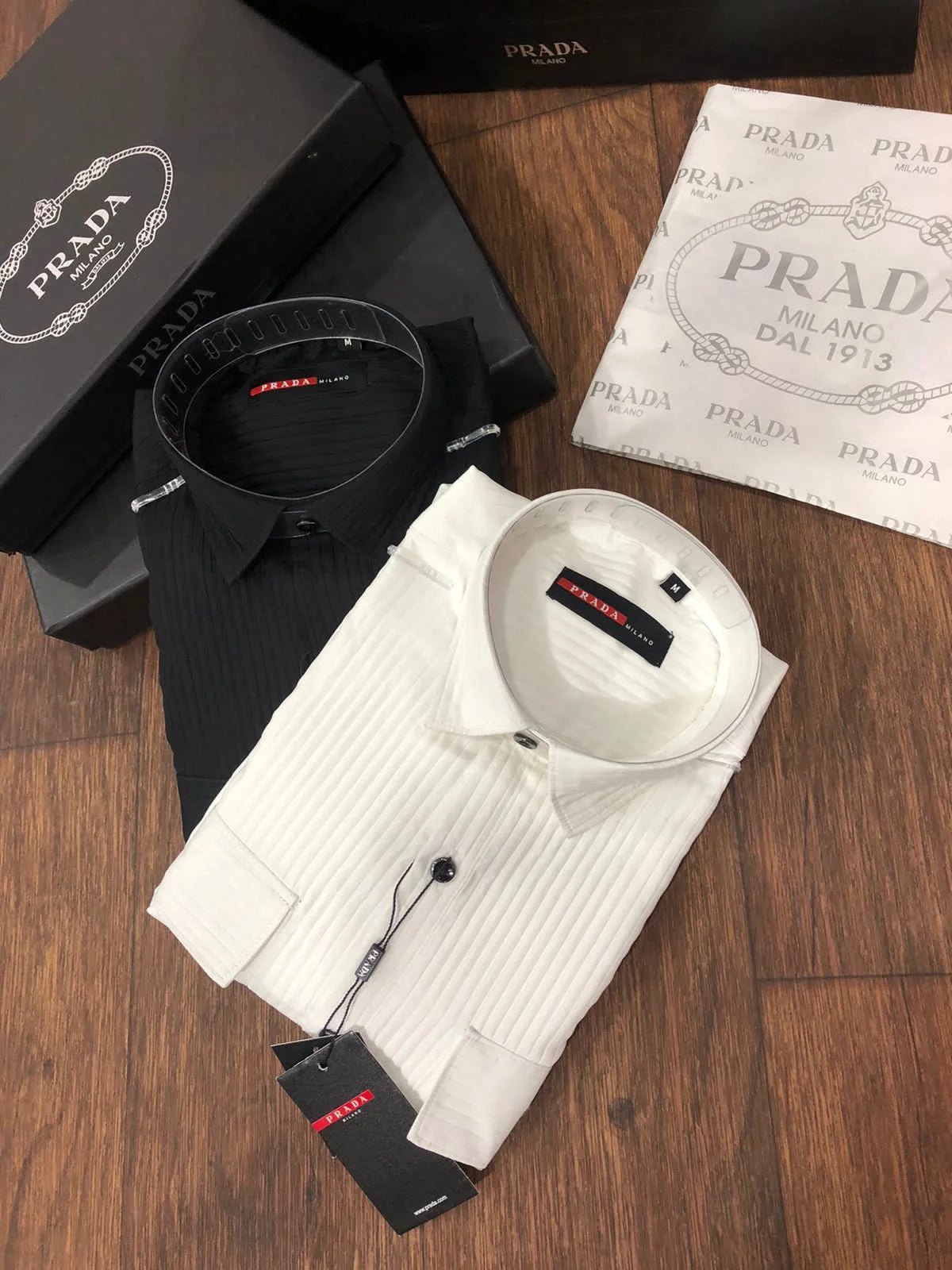 PRADA || Chemise en popeline de coton à double poche et logo métallique