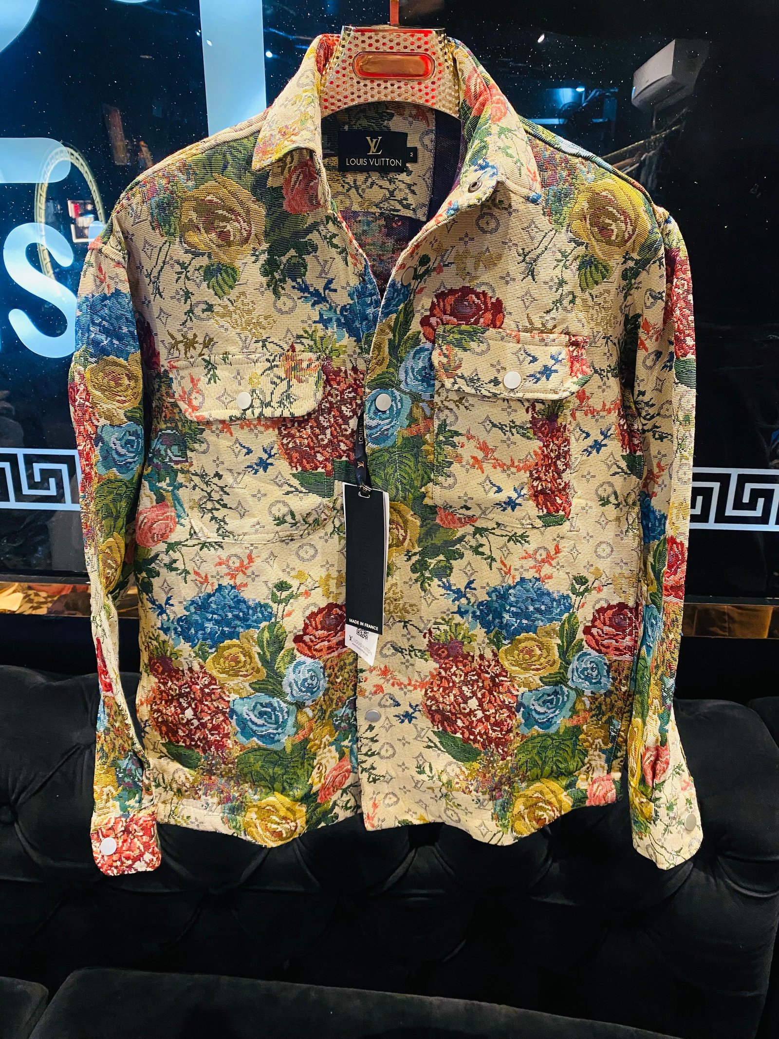 LOUIS VUITTON || Chemises-chemise à boutons et imprimé monogramme pour homme / Beige