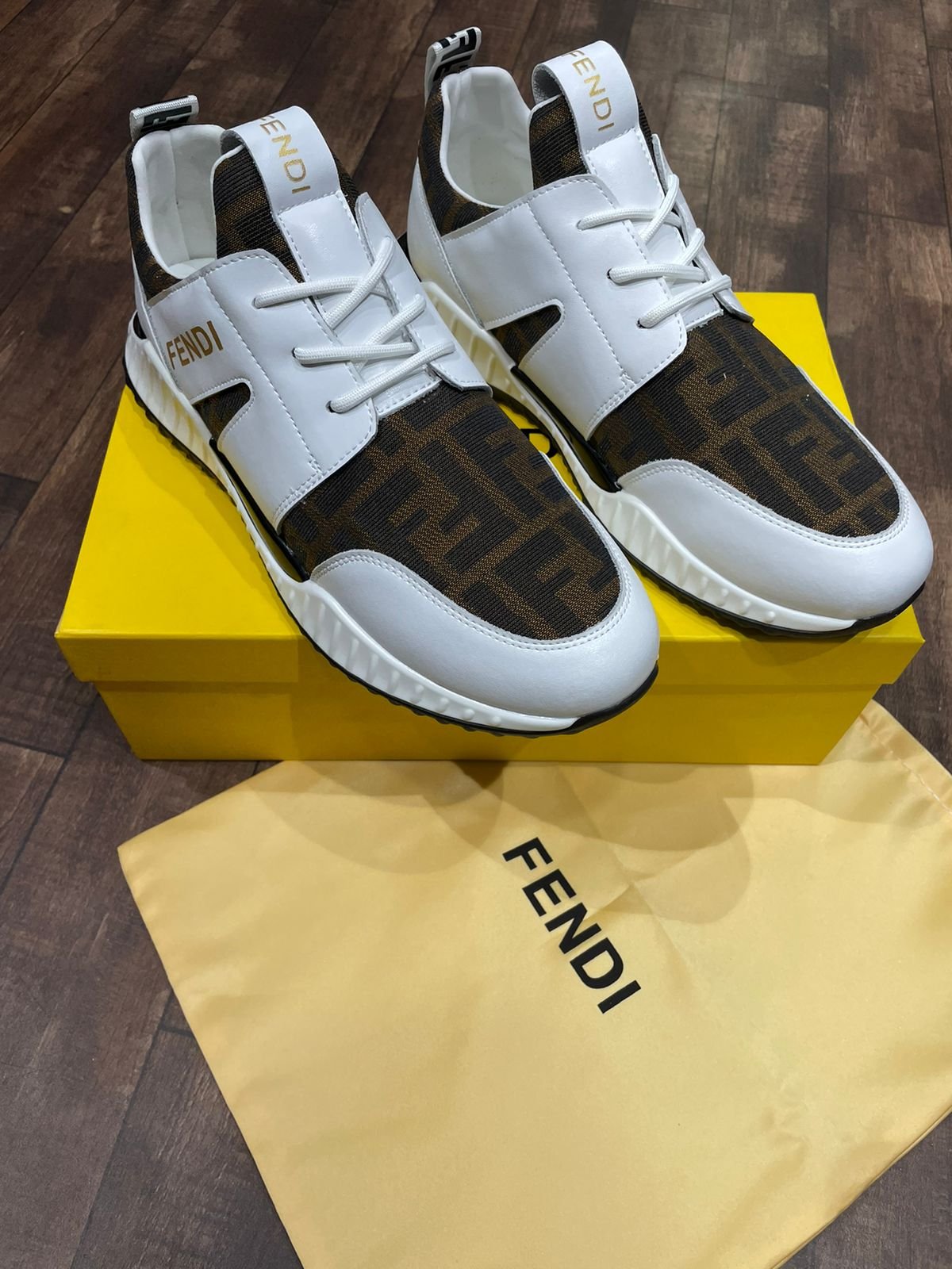 FENDI || Baskets blanches à lacets Fendi pour homme