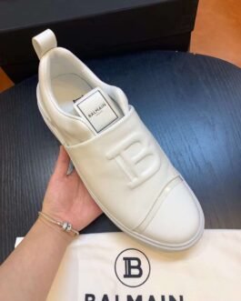 Baskets blanches à lacets avec plaque logo