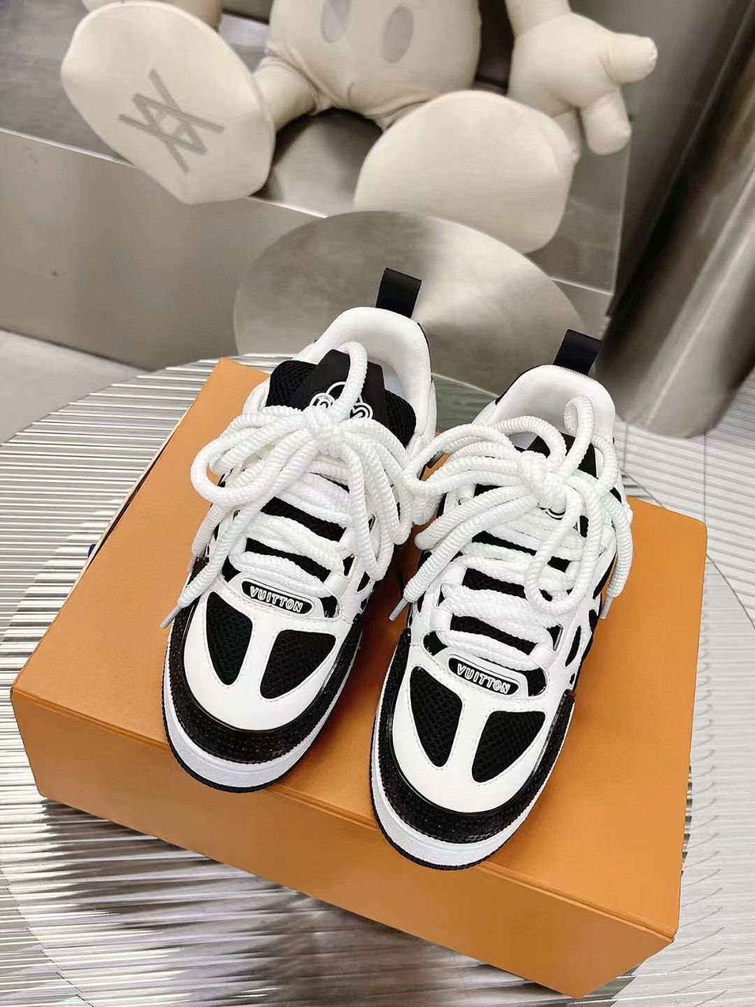 LOUIS VUITTON || BASKETS BASSE NOIRES À DOUBLE LACET